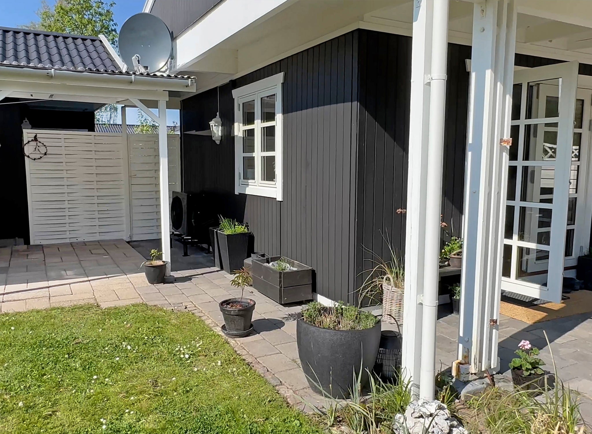 Varmepumpe med folie på sort sommerhus